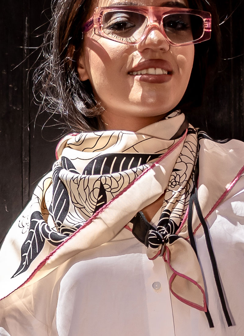 rose-florwers-rock-woman2